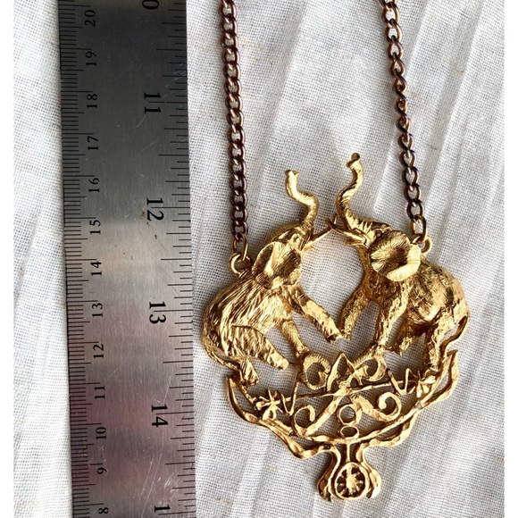 Vintage Elephant Medallion Pendant Necklace Goldtone Oversized - Picture 7 of 9